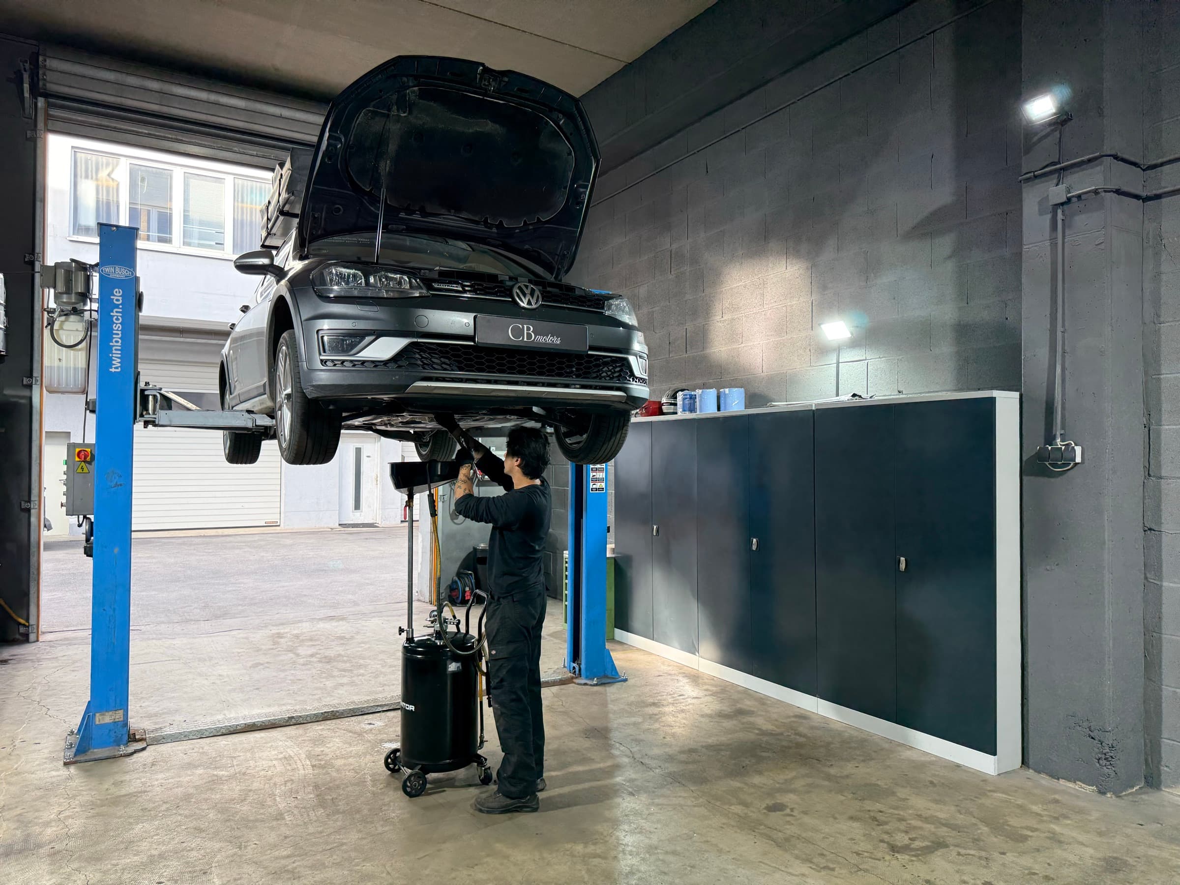 Fahrzeug auf der Hebebühne