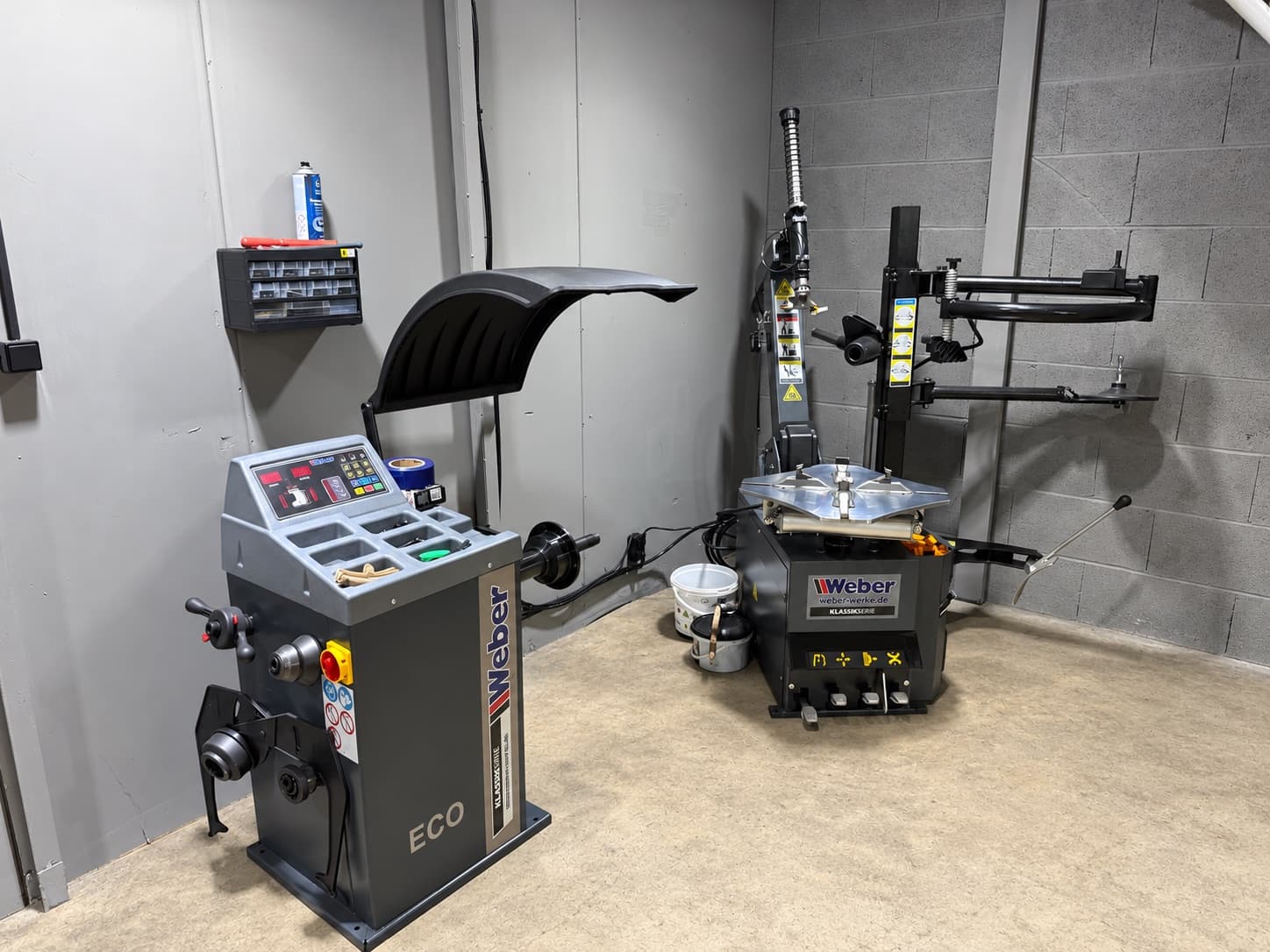 Wuchtmaschine und Reifenmontiermaschine